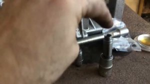 Как  запресовать направляющие втулки клапанов своими руками в гараже.