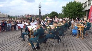 Песню Дорогие мои москвичи исполняет духовой оркестр военного университета