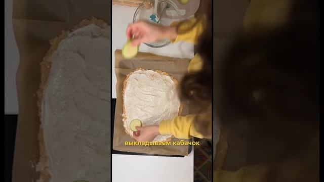 Быстрый рецепт: пицца из цветной капусты с кабачком #пппицца #овощнаяпицца #полезнаяпицца #рецепты