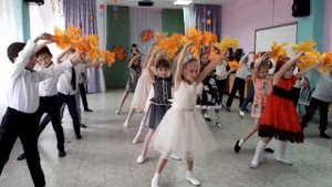 Вход на осенний утренник"Самый нежный вальс"