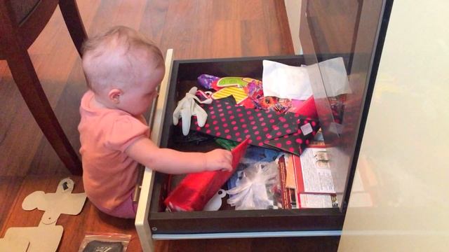 ПРИВЕТСТВИЕ. ЭЛИНА 10 МЕСЯЦЕВ. ИГРАЕТ С МАКАРОНАМИ. РАЗБРАСЫВАЕТ ИГРУШКИ. GREETING. ELINA 10 months смотреть онлайн