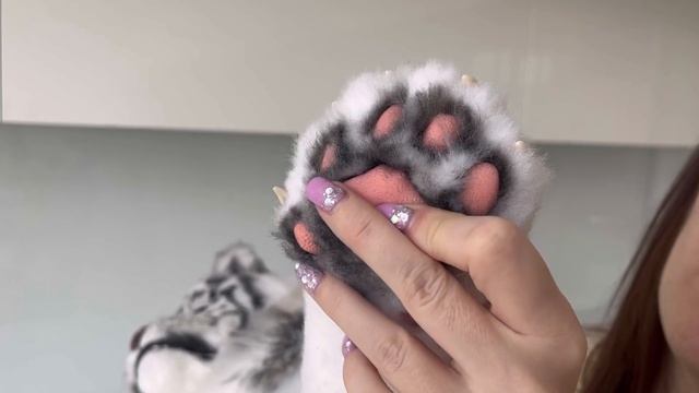 Белый игрушечный тигрёнок смотреть онлайн