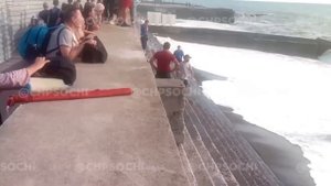 Мужчина утонул во время шторма в Сочи