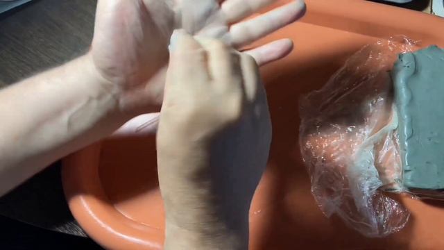 Делаю из глины шарики с удобрениями для аквариума