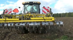 Работа трактора CAT Challenger MT 765 C в поле. Tractor Work CAT Challenger MT 765 C in the field.