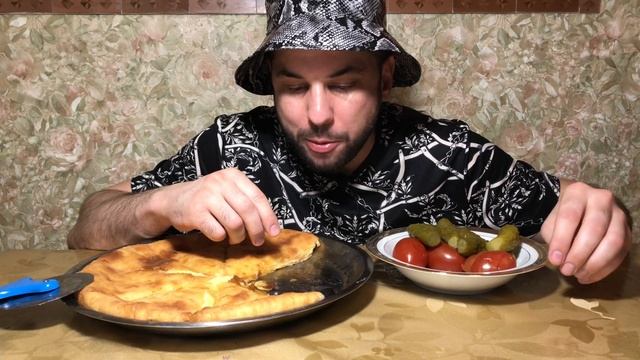 ASMR/АСМР-MUKBANG самый вкусный осетинский пирог с соленными огурцами и помидорами. PACHAVKAEM-ASMR