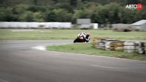 Девушка и мотоцикл. На шпильках. АВТО24