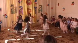 Танец с цветами старшая группа.