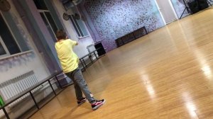 Мальчик танцует хип хоп танец