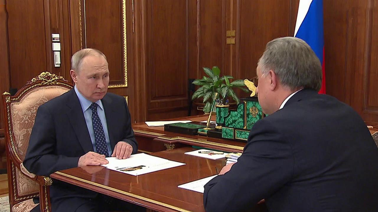 Президент провел встречу с генеральным директором "ДОМ.РФ" Виталием Мутко
