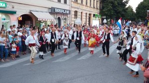 Македонский народный танец коло тресеница хора Defile Folk Fest Sremska Mitrovica23 Macedonian danc