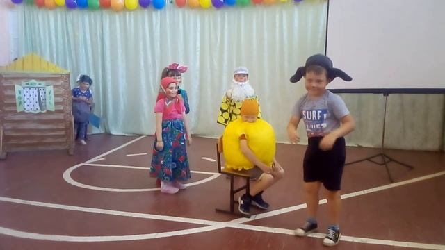 Сказка "Репка" на новый лад. Выступление 1-го отряда. смотреть онлайн