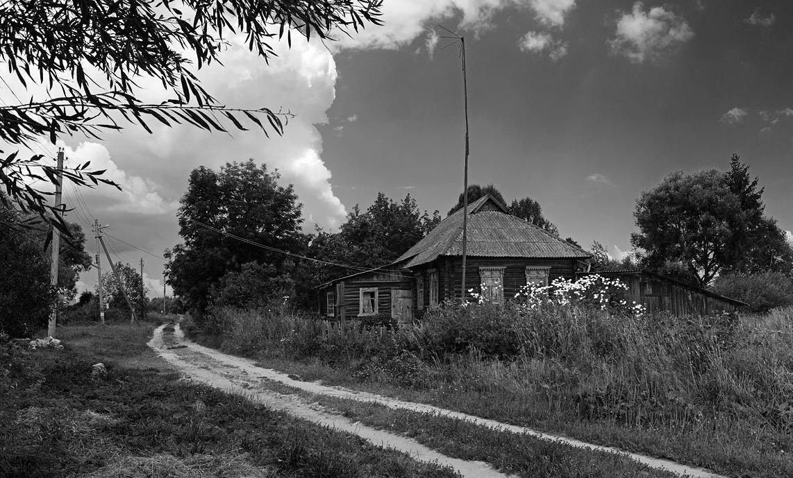 Далекий домашний. Середнево деревня Смоленская область. Деревня Лукино война. Домик в деревне до войны. Деревня чб.