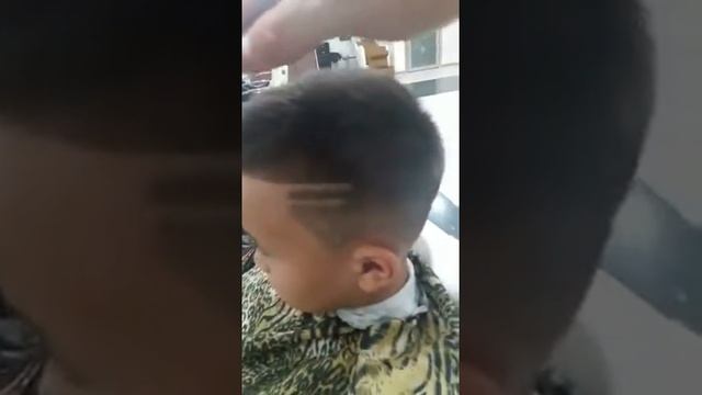 Крутая детская стрижка от мастера салона Glamour смотреть онлайн