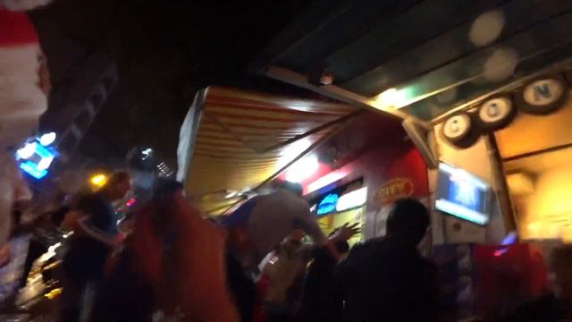 Разбили бутылку об голову неадекватному вьетнамцу смотреть онлайн