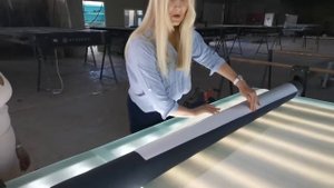 Обучение сотрудника накатки пленки на планшетном ламинаторе STANBER