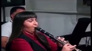 Женщина играет на кларнете