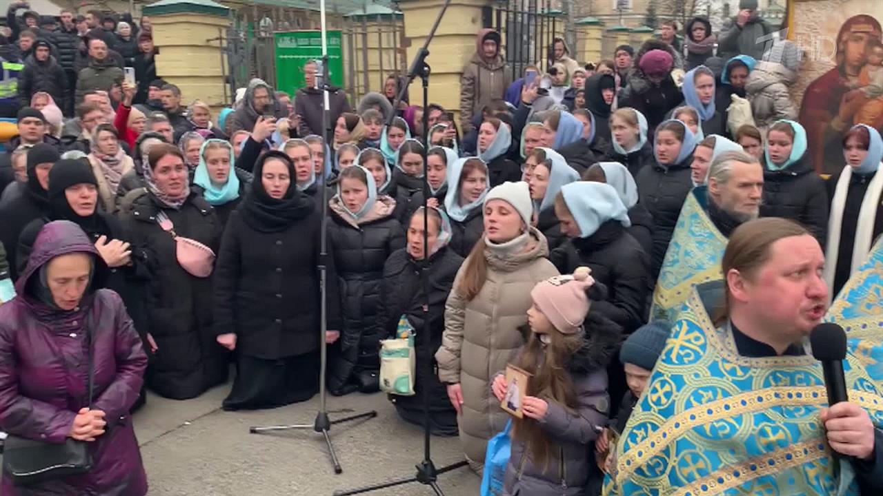 Верующие защищают Киево-Печерскую лавру от радикалов, которые помогают отобрать монастырь