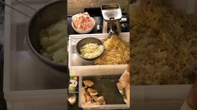 Приготовление начинки для пельменей с камчатским крабом