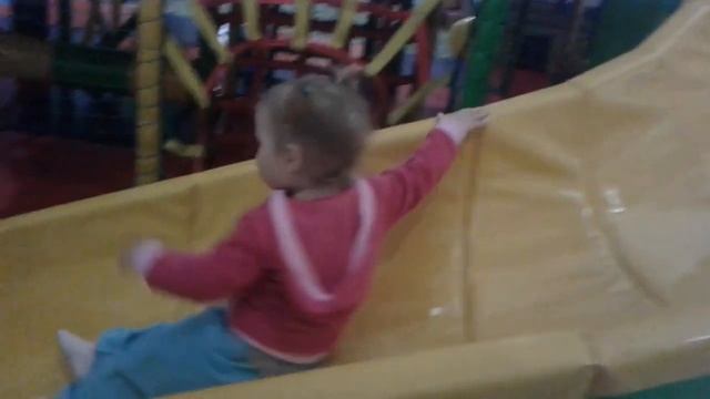 ВЛОГ MILKA WAY В РАЗВЛЕКАТЕЛЬНОМ ЦЕНТРЕ/ МИЛАНА СТРОИТ ДОМ И ИГРАЕТ В ЛАБИРИНТЕ смотреть онлайн