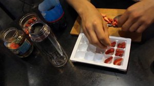Сынуля делает освежающий напиток для похода на пляж/как делать фруктовый лед