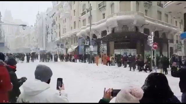 Игра в снежки в центре Мадрида