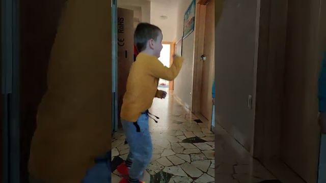 Дети смешно танцуют Едо 3 года Мартин 4 года смотреть онлайн