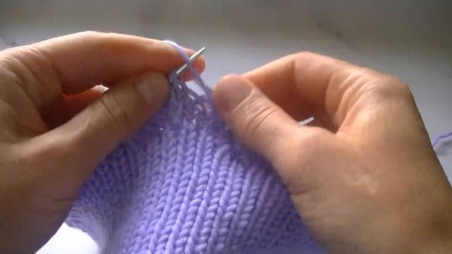 Вяжем шапку узором "Косы и листики" спицами. смотреть онлайн