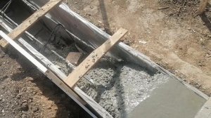 Никто не ожидал, что он будет таким крепким. Заливаем фундамент частями.