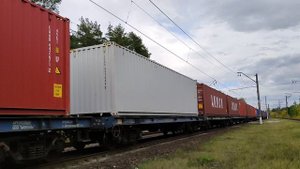 "Валюта" ВЛ10К-1585 с контейнерным поездом