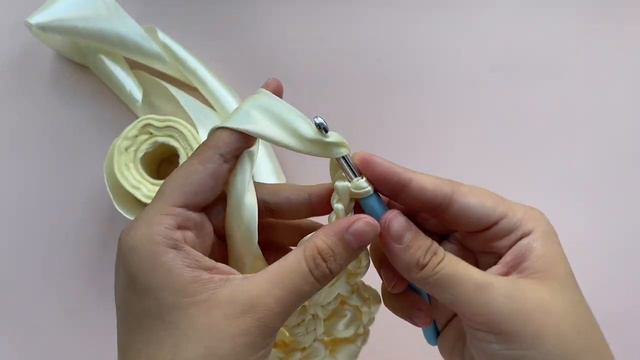 БРЕЛОК ЦВЕТОК КРЮЧКОМ из атласной ленты
