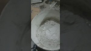 Подготовляем смесь для установки маяков