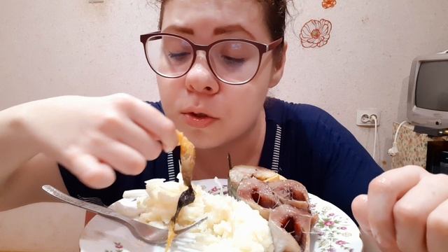 Мукбанг селёдка, скумбрия, пюре/Вопрос-ответ смотреть онлайн