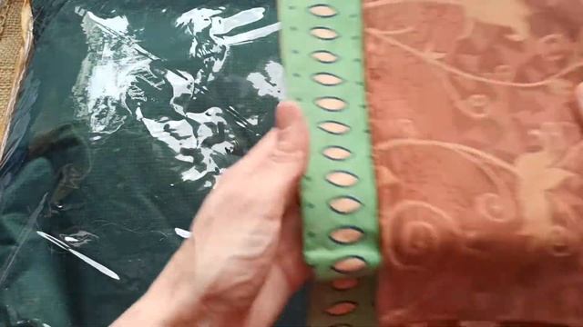 распаковка посылки из компании Услада. Подушка с микросферами классическая и цилиндр "Асония". смотреть онлайн