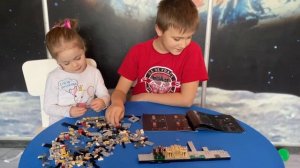 Макс и Марта собирают LEGO Architecture Париж 21044
