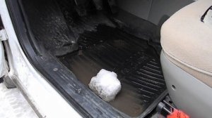 Как убрать воду зимой с водительского коврика в машине