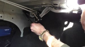 Газовые упоры в багажник на Гранту. Установка и мнение.