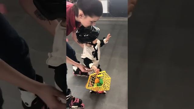 Катание на роликах в 2 года. Роллер-Омск смотреть онлайн