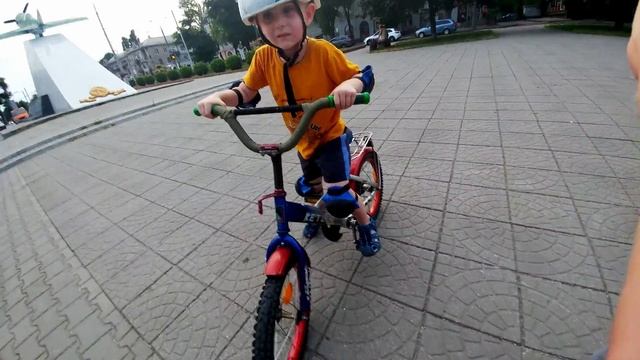 Учим сына кататься на велосипеде. смотреть онлайн