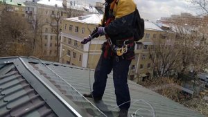Страховочный трос на кровле