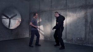 Использование спецсредств. Электрошоковое устройство.