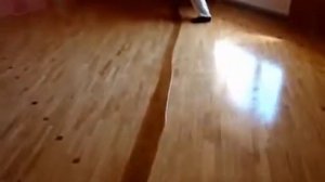Нанесение лака на паркет