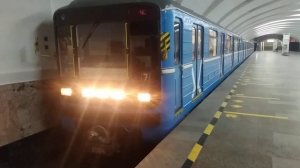 Состав 81-717/714.5 отправляется со станции "Уралмаш" Екатеринбургский метрополитен