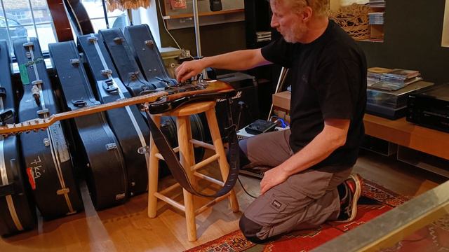 Repair of threads for the tremolo arm on a Fender Stratocaster from the 70’s on 16 februari 2024 смотреть онлайн