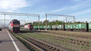 Электровозы ЧС7-275 (ТЧЭ-33) и ЭП1М-670 (ТЧЭ-8) выполняют маневровые передвижения по ст. Узуново.