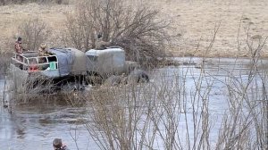 Вездеход Соломономобиль-5 переплывает реку