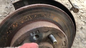 Как снять тормозной диск если на болте который крепится со ступицей слизало грани Хендай Элантра тд