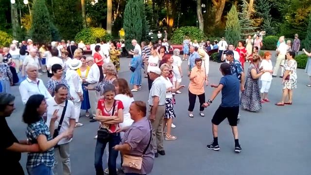 102. Я тебе обещала.Танцуем ретро танцы в парке горького Харькова под танцевальную музыку.