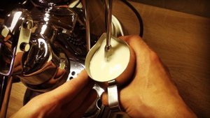 La pavoni professional - взбиваем молоко