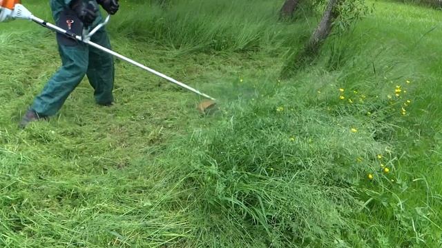 Sekání zahrady křovinořezem Stihl FS 235 - Cutting grass in the garden with a brushcutter Stihl 235 смотреть онлайн
